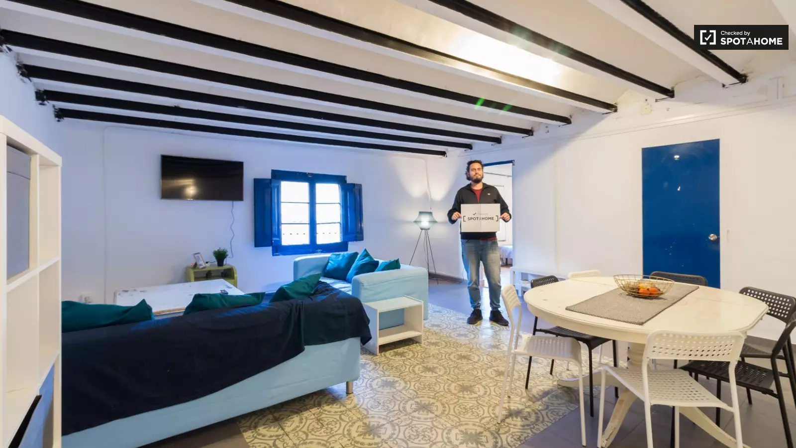Habitación amueblada en piso compartido de 7 personas en Ciutat Vella · 3