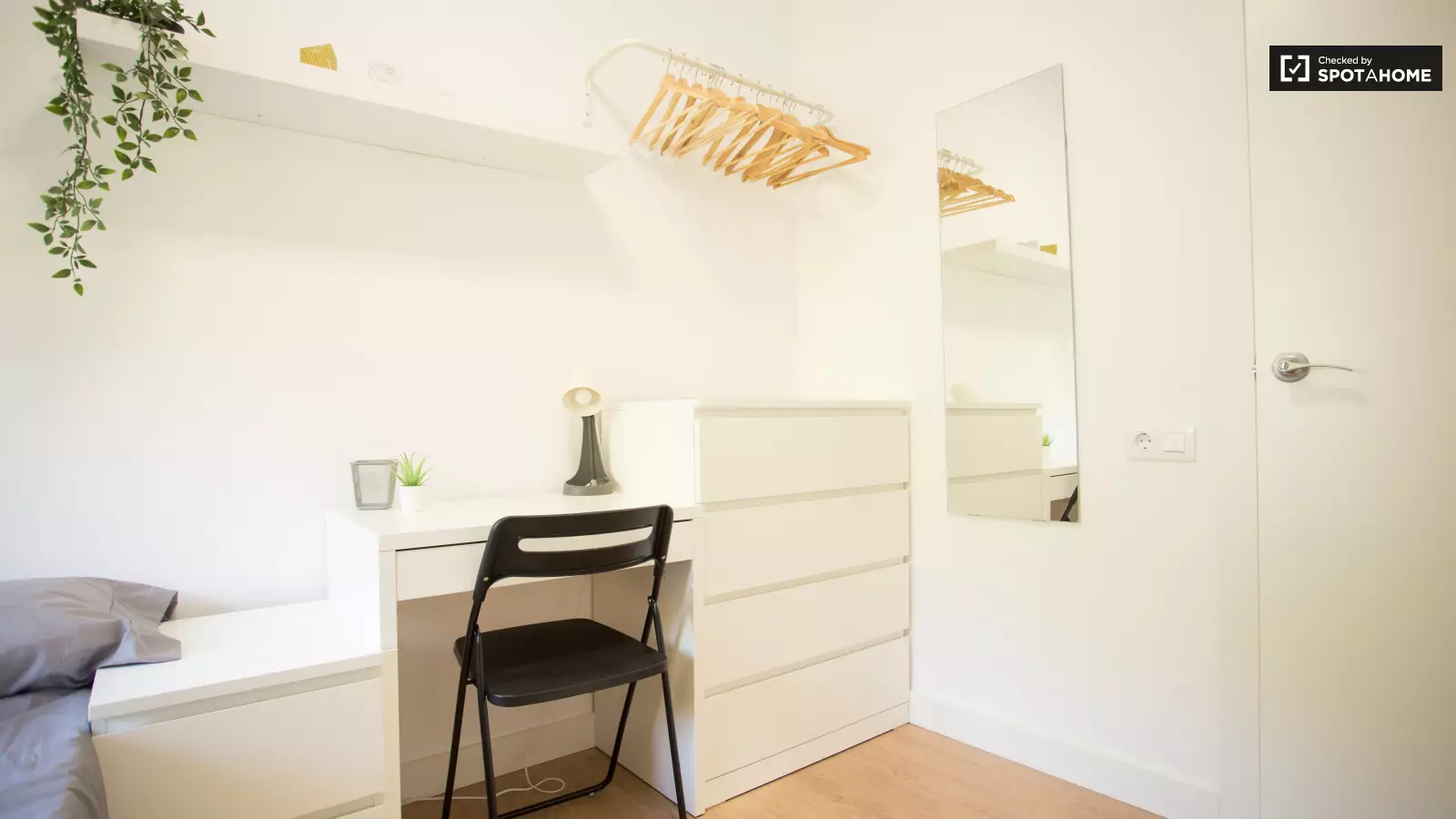 Furnished room in a shared flat in Sants-Montjuïc · 4
