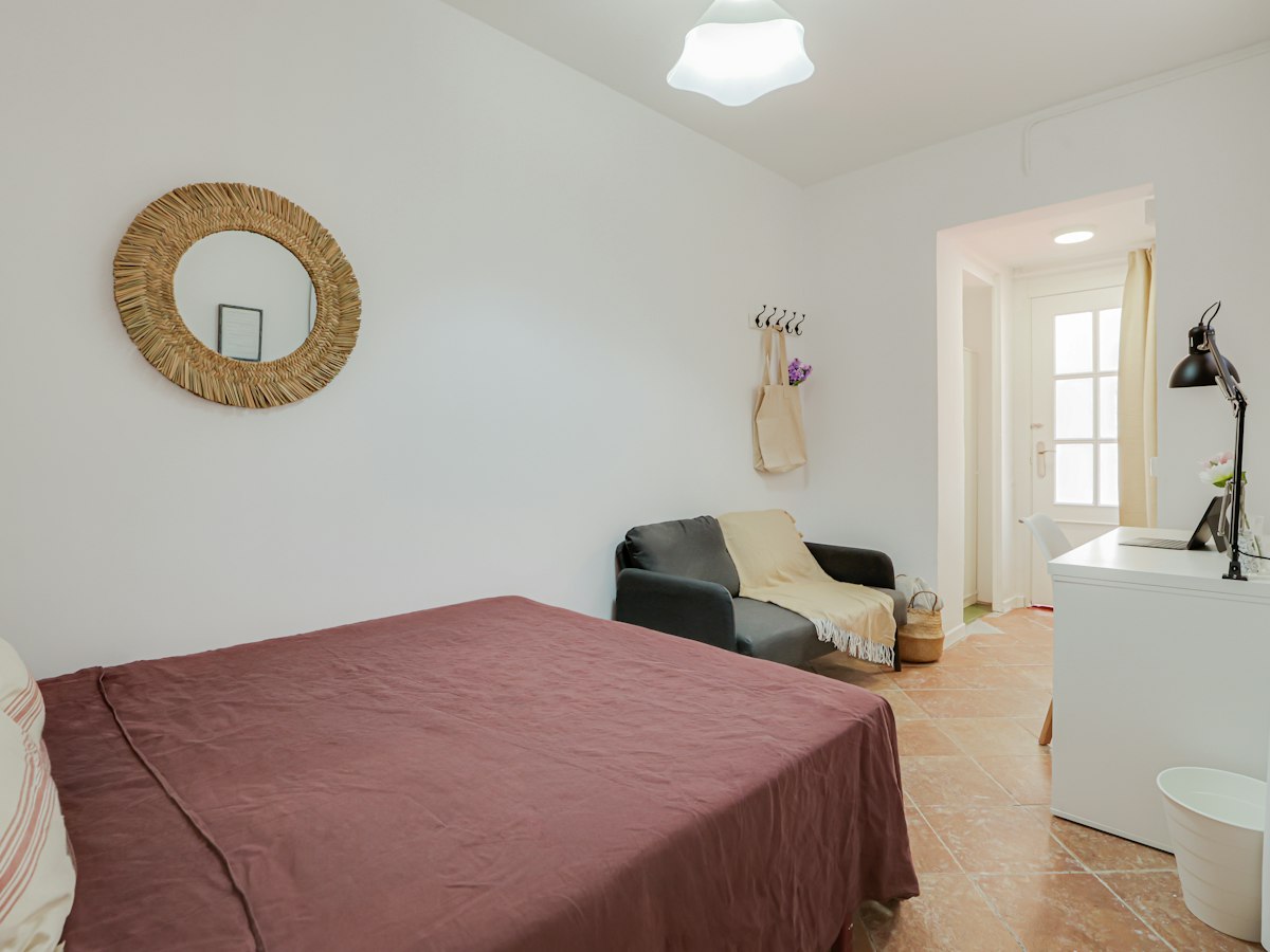 Habitación amueblada en piso compartido de 20 personas en Gràcia