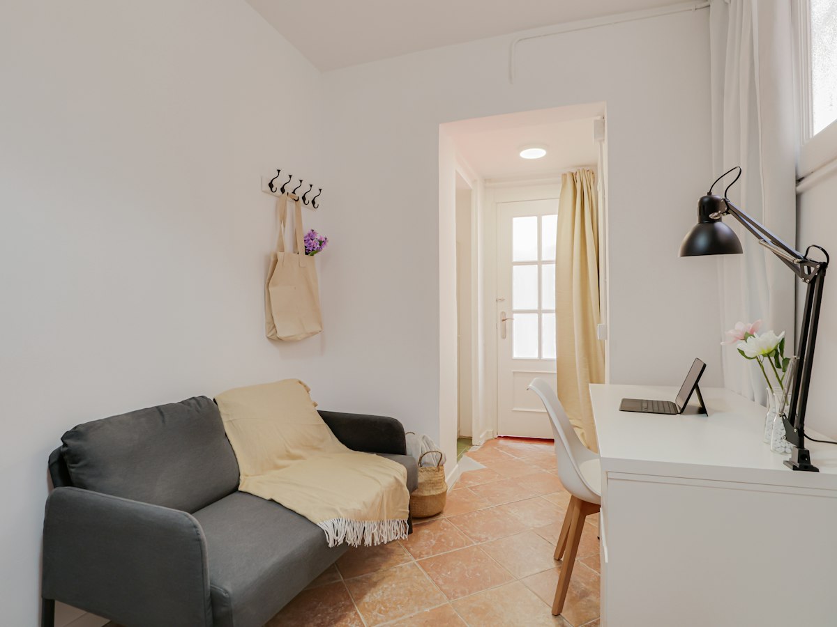 Habitación amueblada en piso compartido de 20 personas en Gràcia · 2
