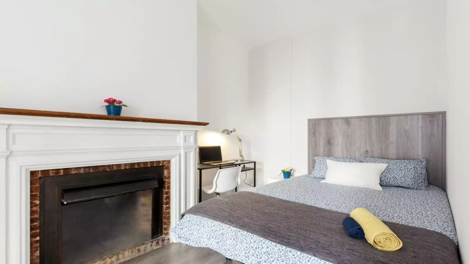 Habitación amueblada en piso compartido de 6 personas en Ciutat Vella · 2