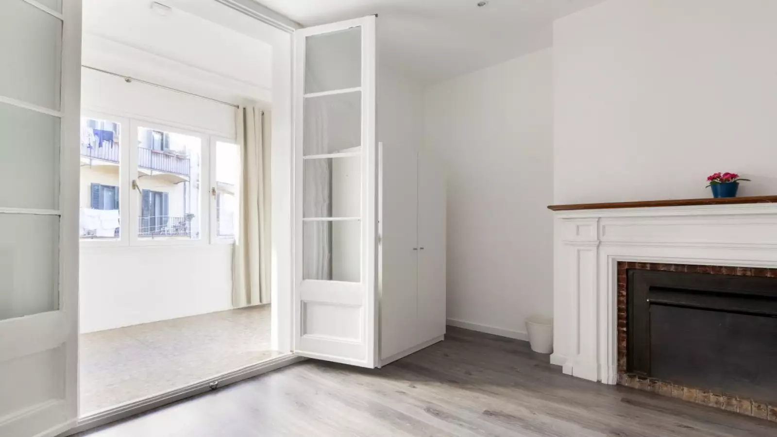 Habitación amueblada en piso compartido de 6 personas en Ciutat Vella · 4