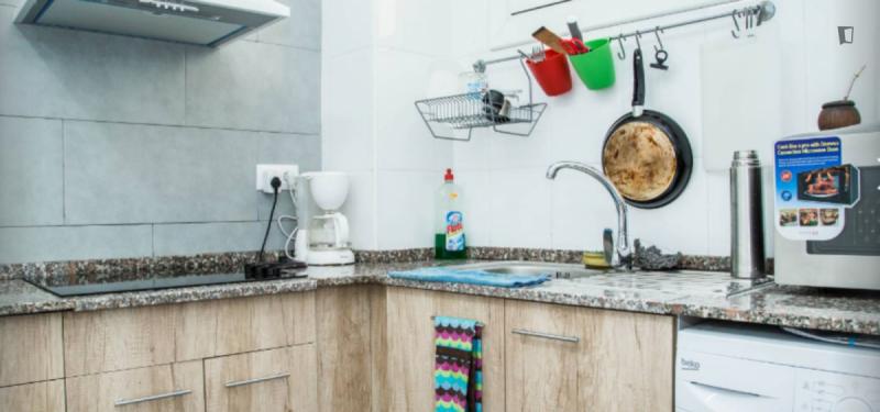 Furnished room in a 3-person shared flat in Ciutat Vella · 4