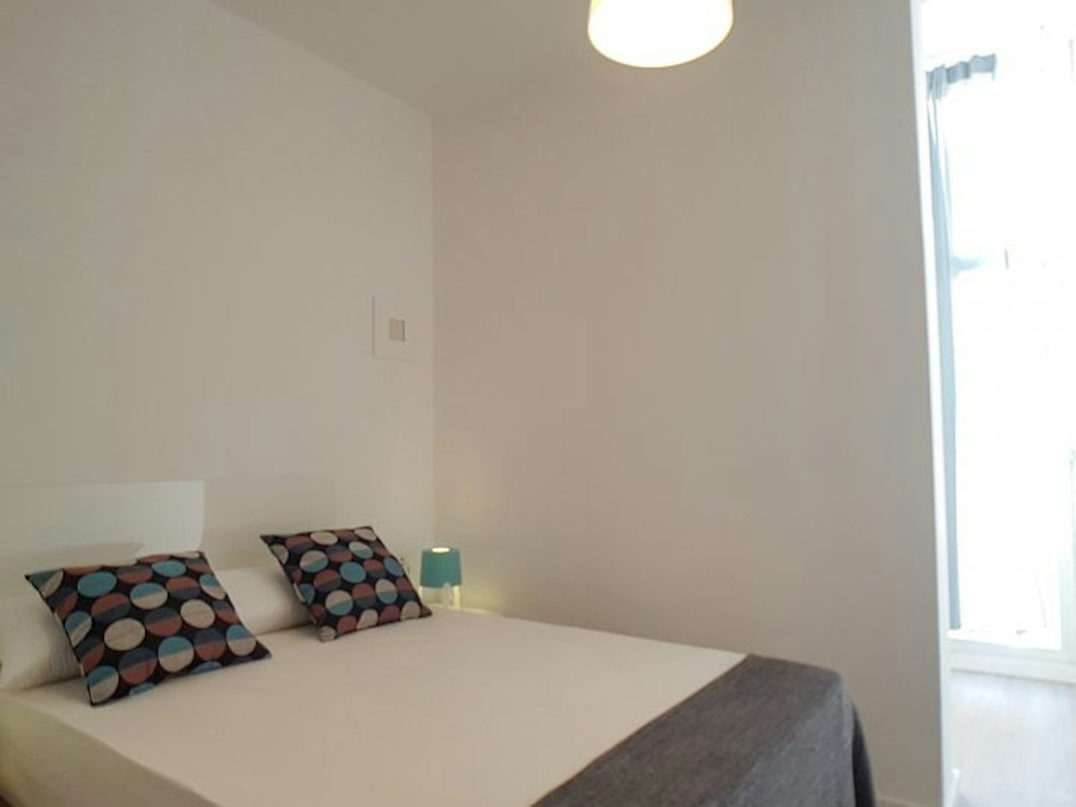 Furnished room in a 8-person shared flat in Les Corts · 2