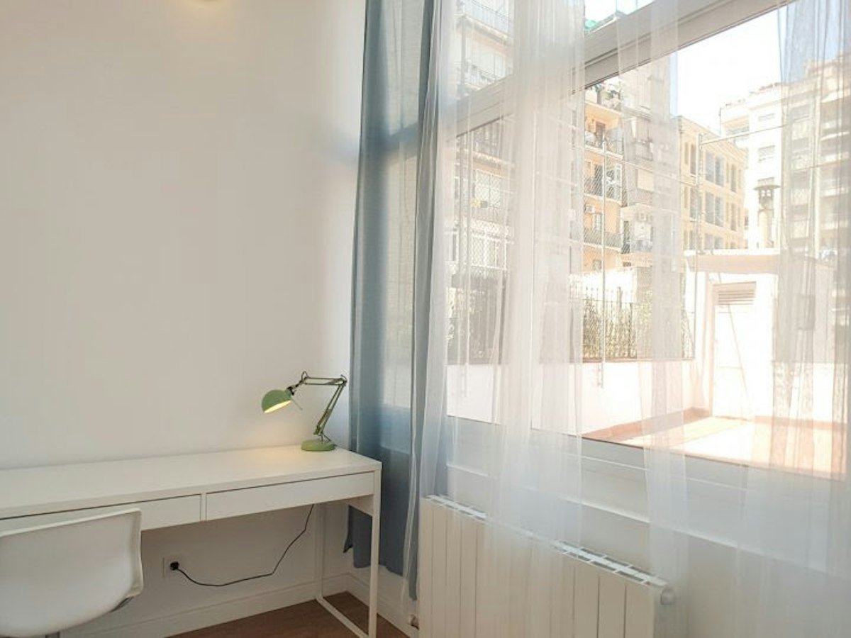Furnished room in a 8-person shared flat in Les Corts · 3