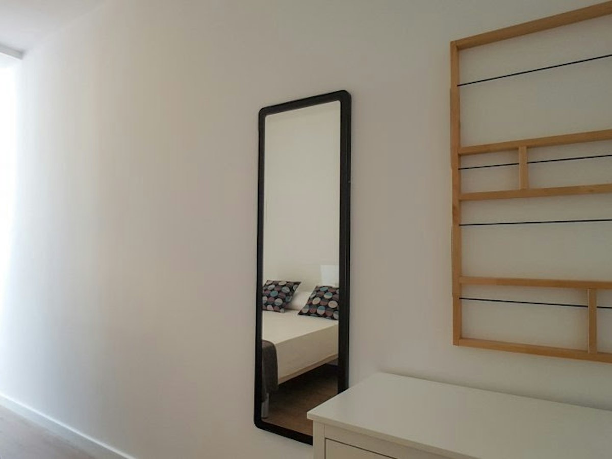 Furnished room in a 8-person shared flat in Les Corts · 4