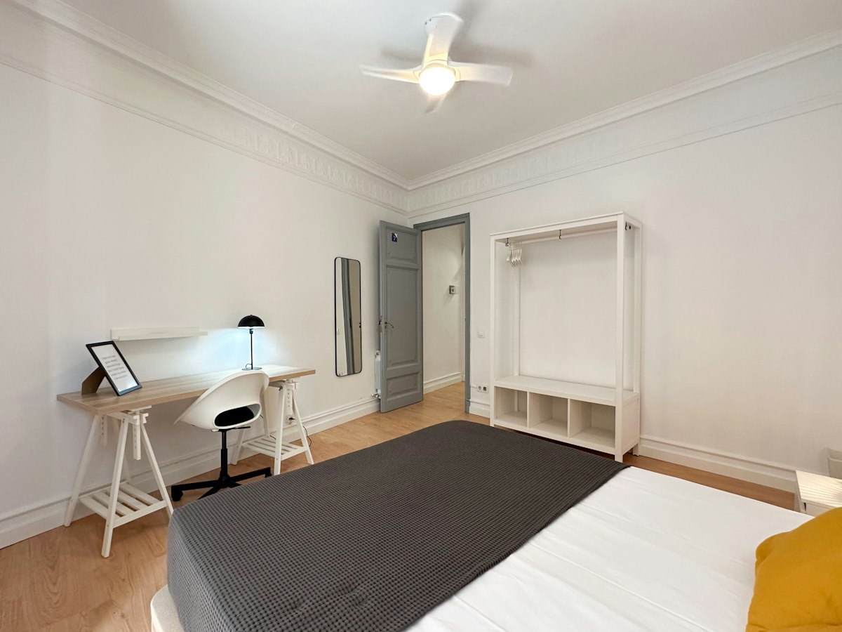 Furnished room in a 7-person shared flat in Ciutat Vella · 2
