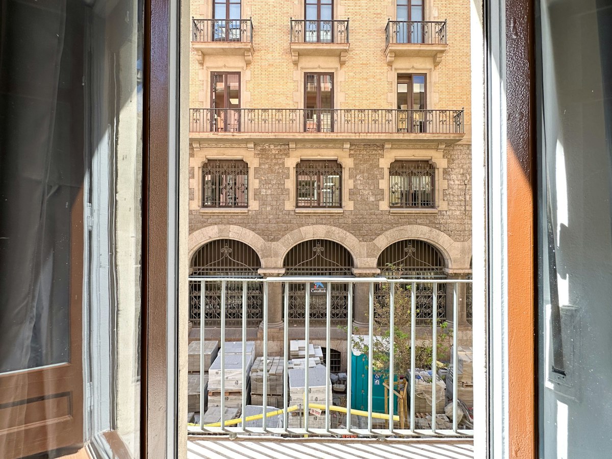 Furnished room in a 7-person shared flat in Ciutat Vella · 3
