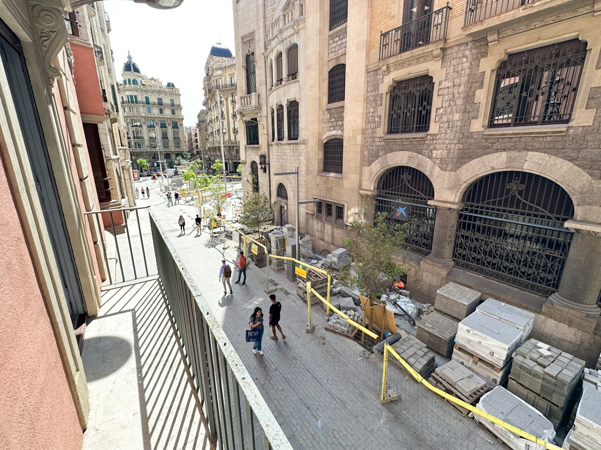 Furnished room in a 7-person shared flat in Ciutat Vella · 4