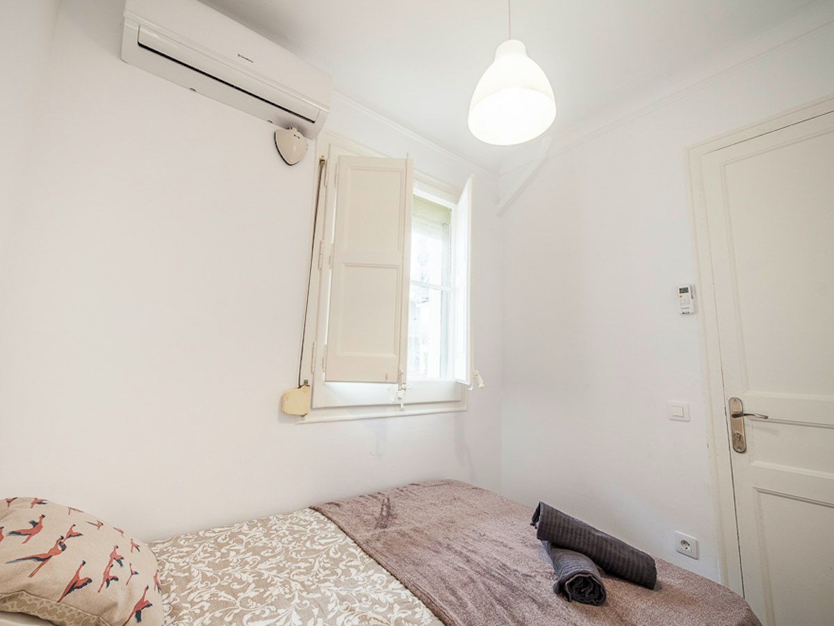 Habitación amueblada en piso compartido de 6 personas en Sants-Montjuïc · 3