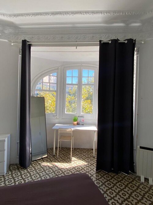 Room in a 6-person shared flat in Eixample · 2