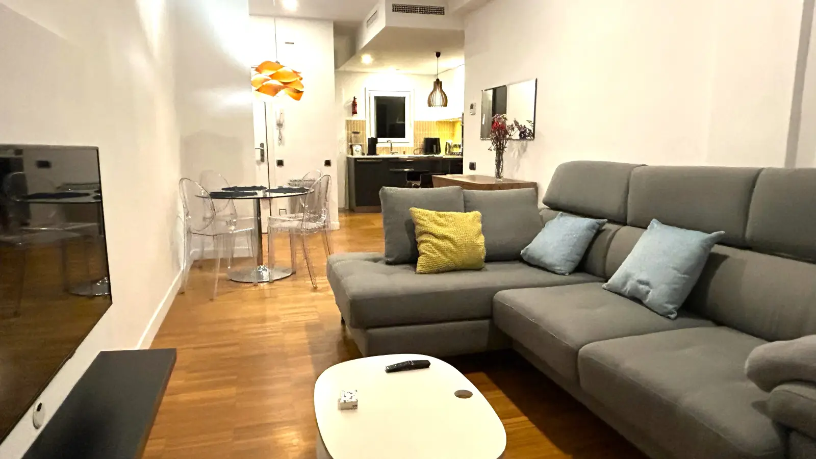 Furnished room in a shared flat in Sants-Montjuïc · 3