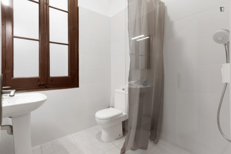 Habitación amueblada en piso compartido de 11 personas en Ciutat Vella · 2