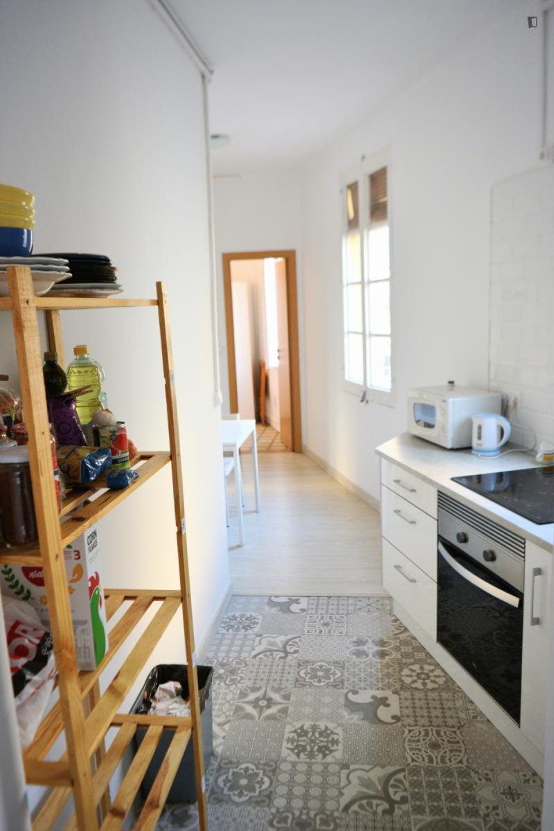 Furnished room in a 4-person shared flat in Sants-Montjuïc · 4