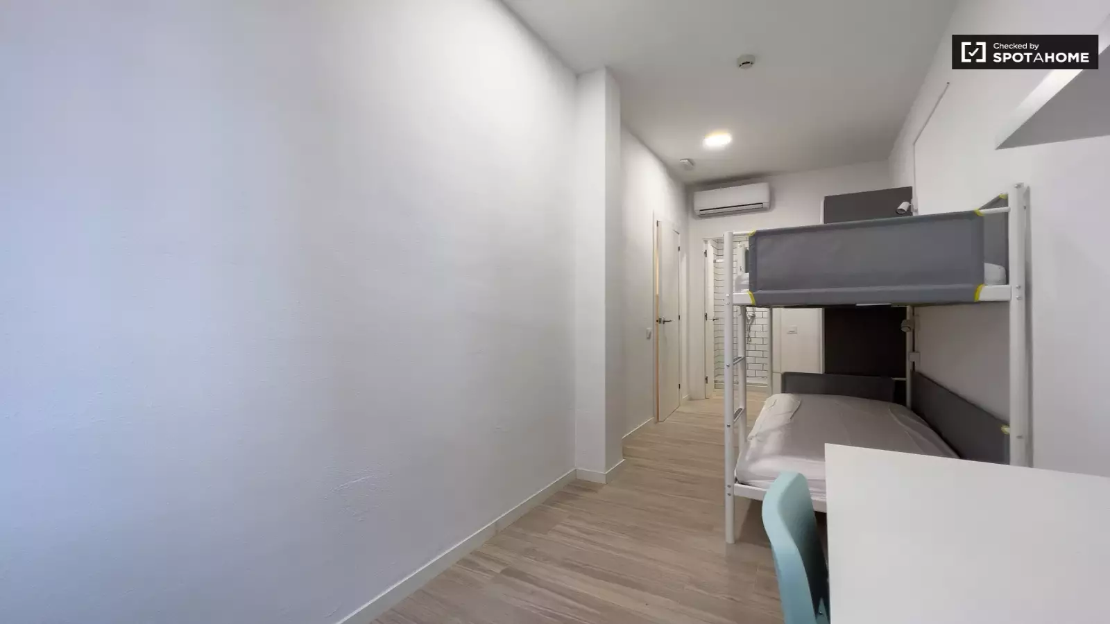 Furnished room in a 12-person shared flat in Sants-Montjuïc · 2