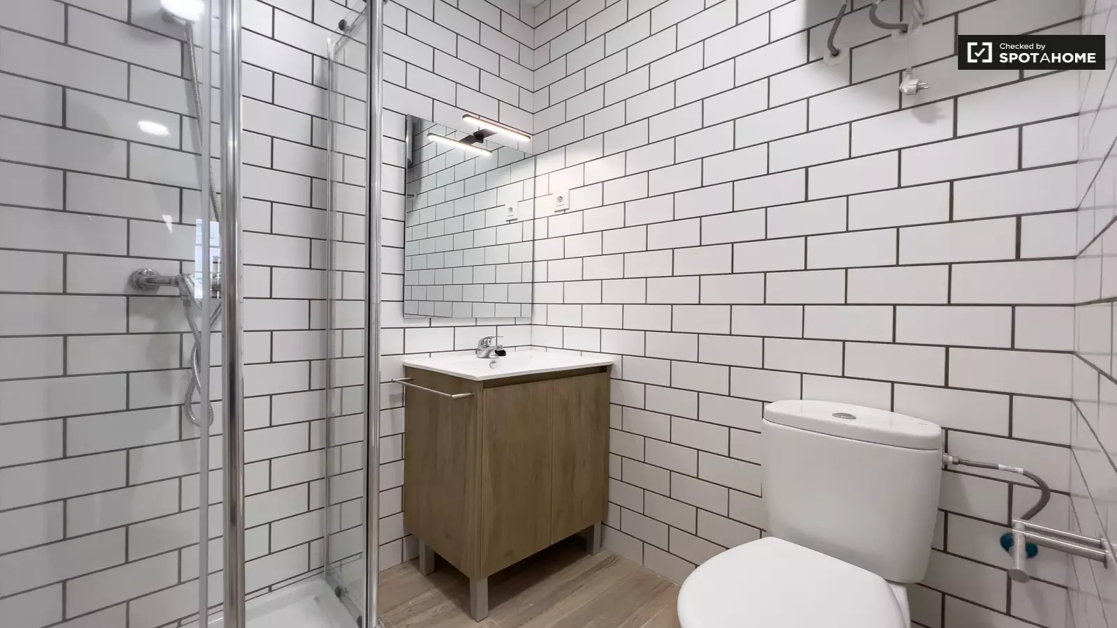 Furnished room in a 12-person shared flat in Sants-Montjuïc · 3