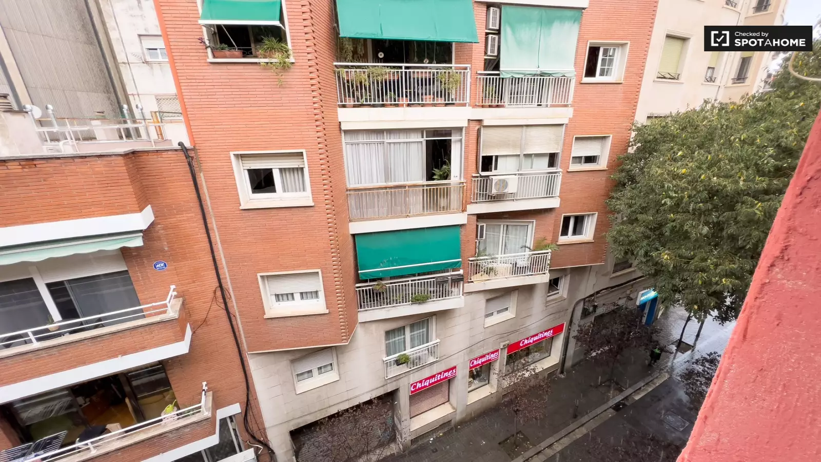 Furnished room in a 12-person shared flat in Sants-Montjuïc · 4