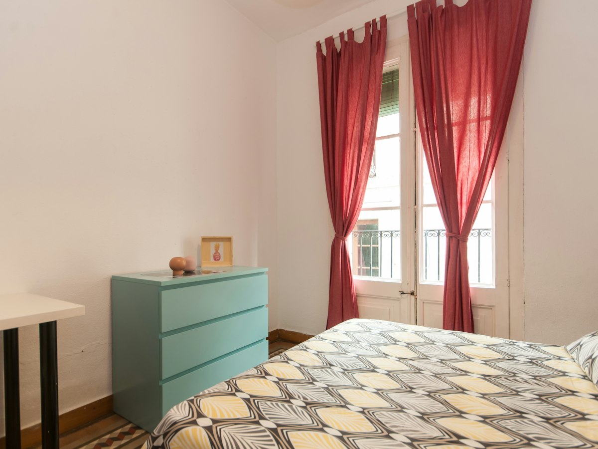 Furnished room in a 7-person shared flat in Ciutat Vella · 3
