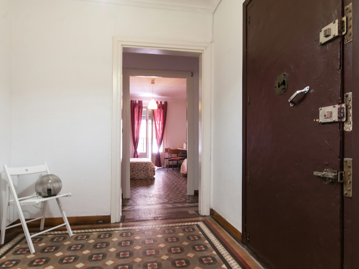 Furnished room in a 7-person shared flat in Ciutat Vella · 4
