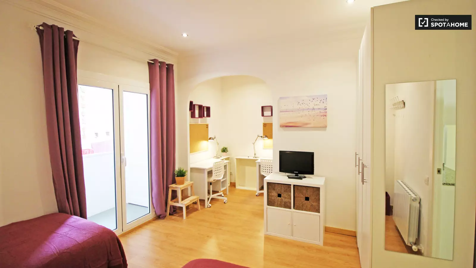 Furnished room in a shared flat in Gràcia · 2