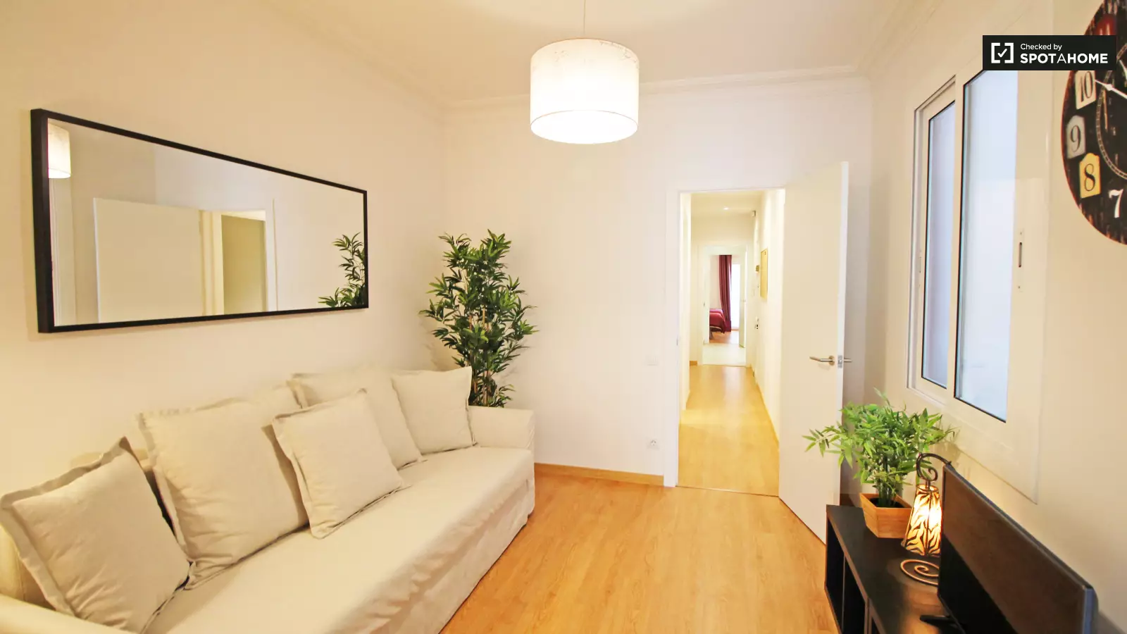 Furnished room in a shared flat in Gràcia · 4
