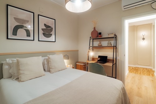 Room in a 4-person shared flat in Eixample · 2