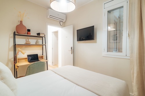 Room in a 4-person shared flat in Eixample · 3