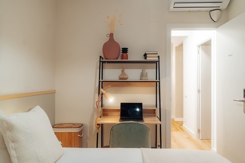 Room in a 4-person shared flat in Eixample · 4