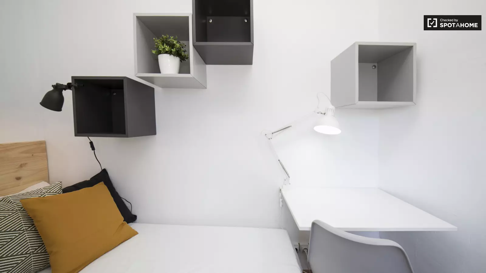 Furnished room in a 5-person shared flat in Gràcia · 3