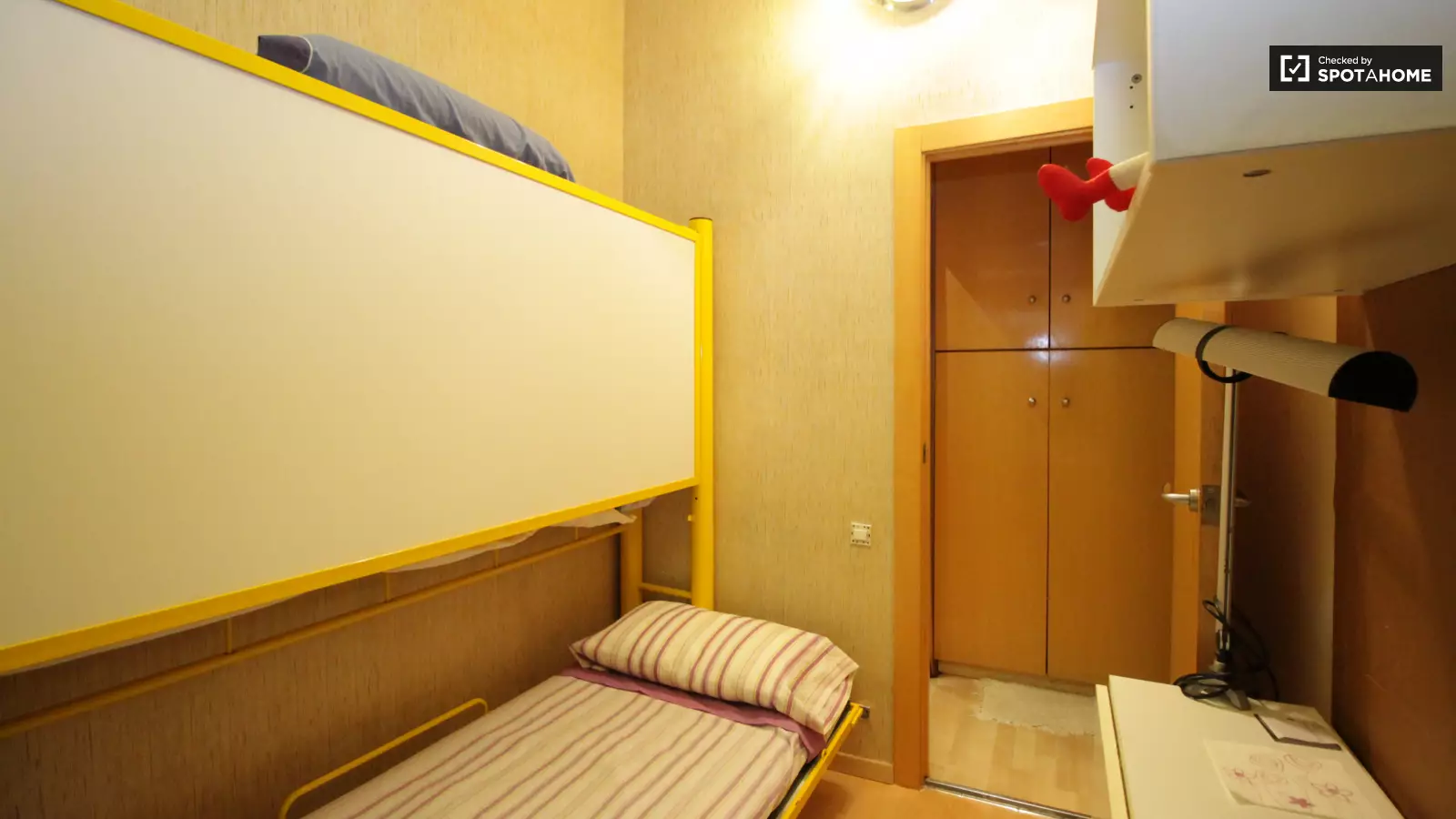 Habitación amueblada en piso compartido de 3 personas en Gràcia · 3