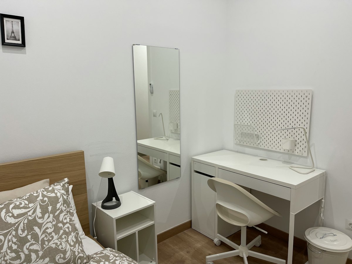 Furnished room in a 6-person shared flat in Ciutat Vella · 3