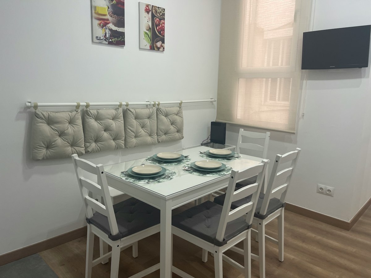 Furnished room in a 6-person shared flat in Ciutat Vella · 4
