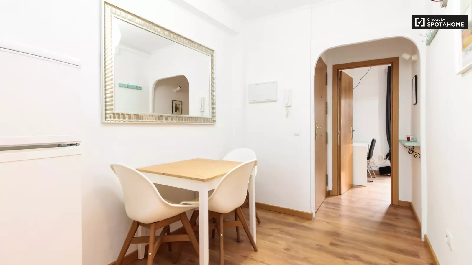 Furnished 2-bedroom flat in Eixample, 45 m² · 2