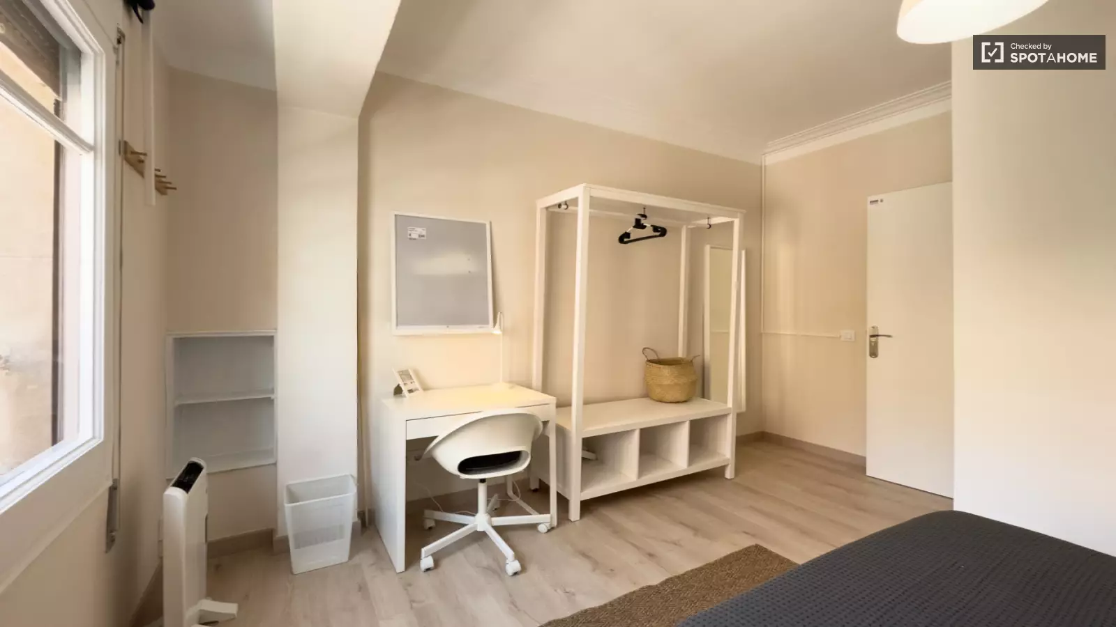 Habitación amueblada en piso compartido de 6 personas en Gràcia · 2