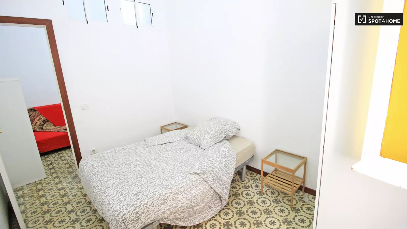 Habitación amueblada en piso compartido en Ciutat Vella · 3