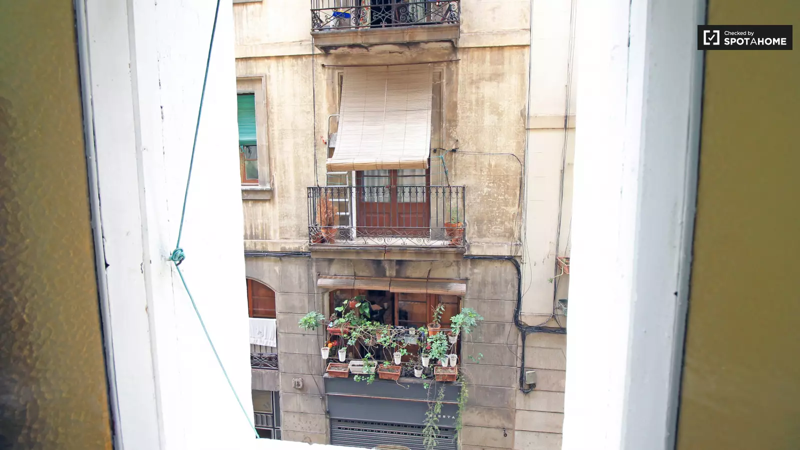 Habitación amueblada en piso compartido en Ciutat Vella · 4