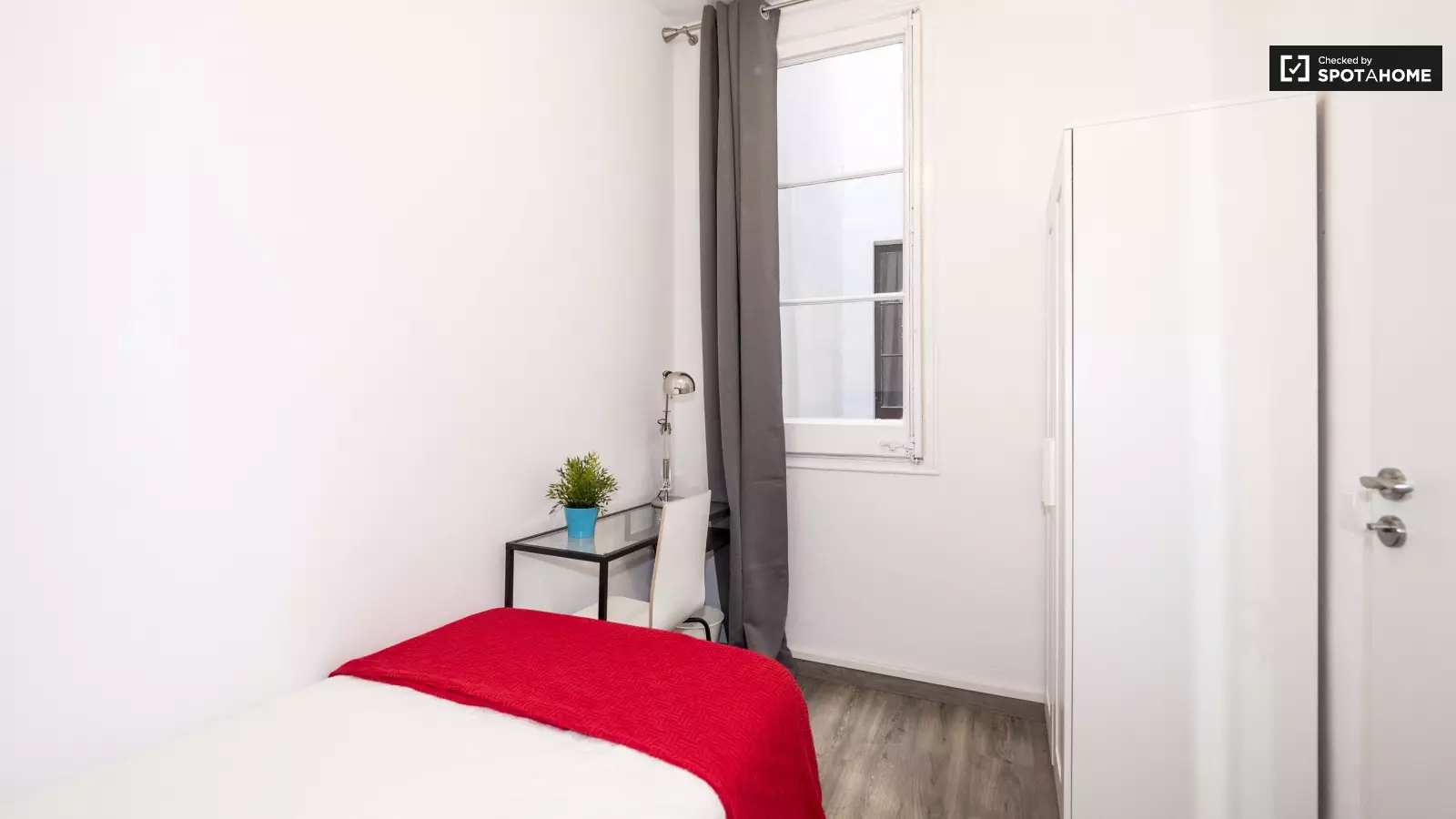 Habitación amueblada en piso compartido en Eixample · 2