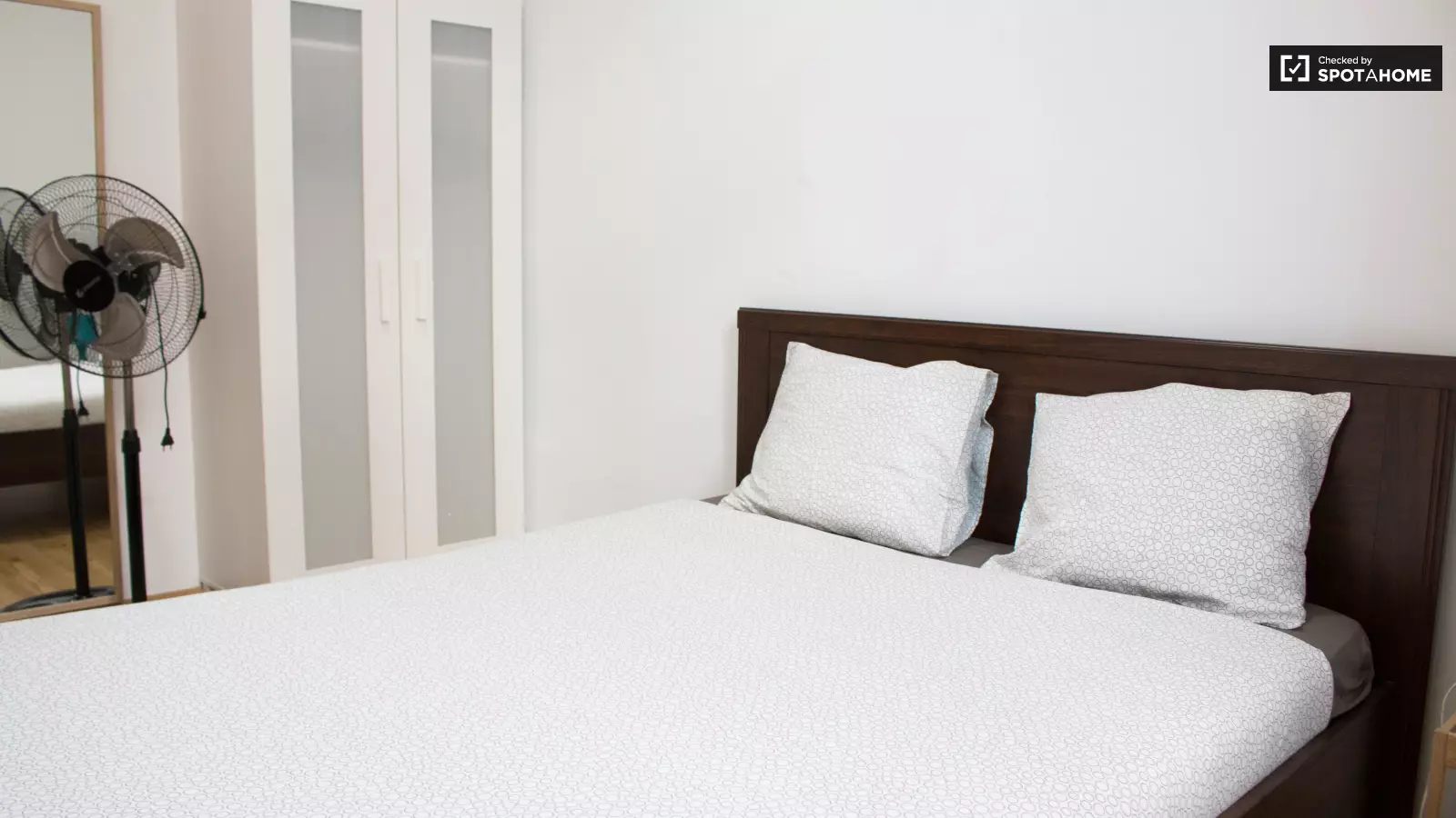 Furnished room in a 3-person shared flat in Ciutat Vella · 2