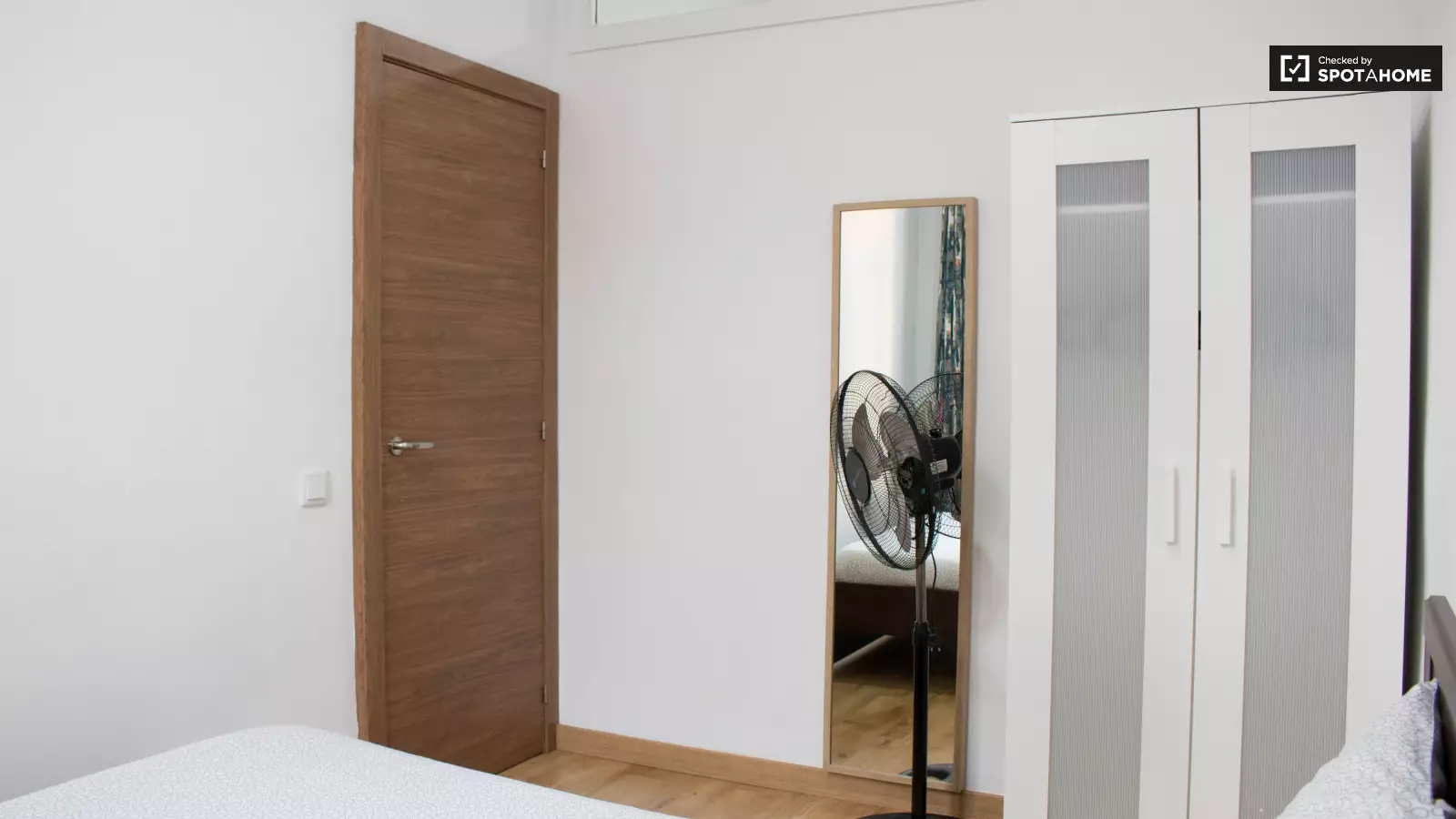 Furnished room in a 3-person shared flat in Ciutat Vella · 3