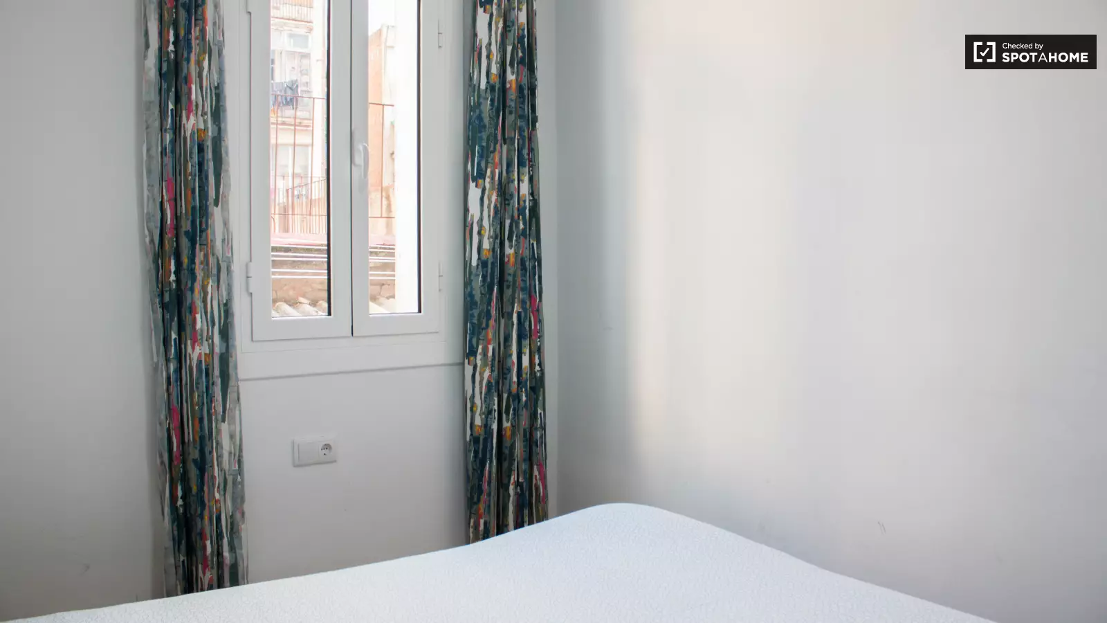 Furnished room in a 3-person shared flat in Ciutat Vella · 4
