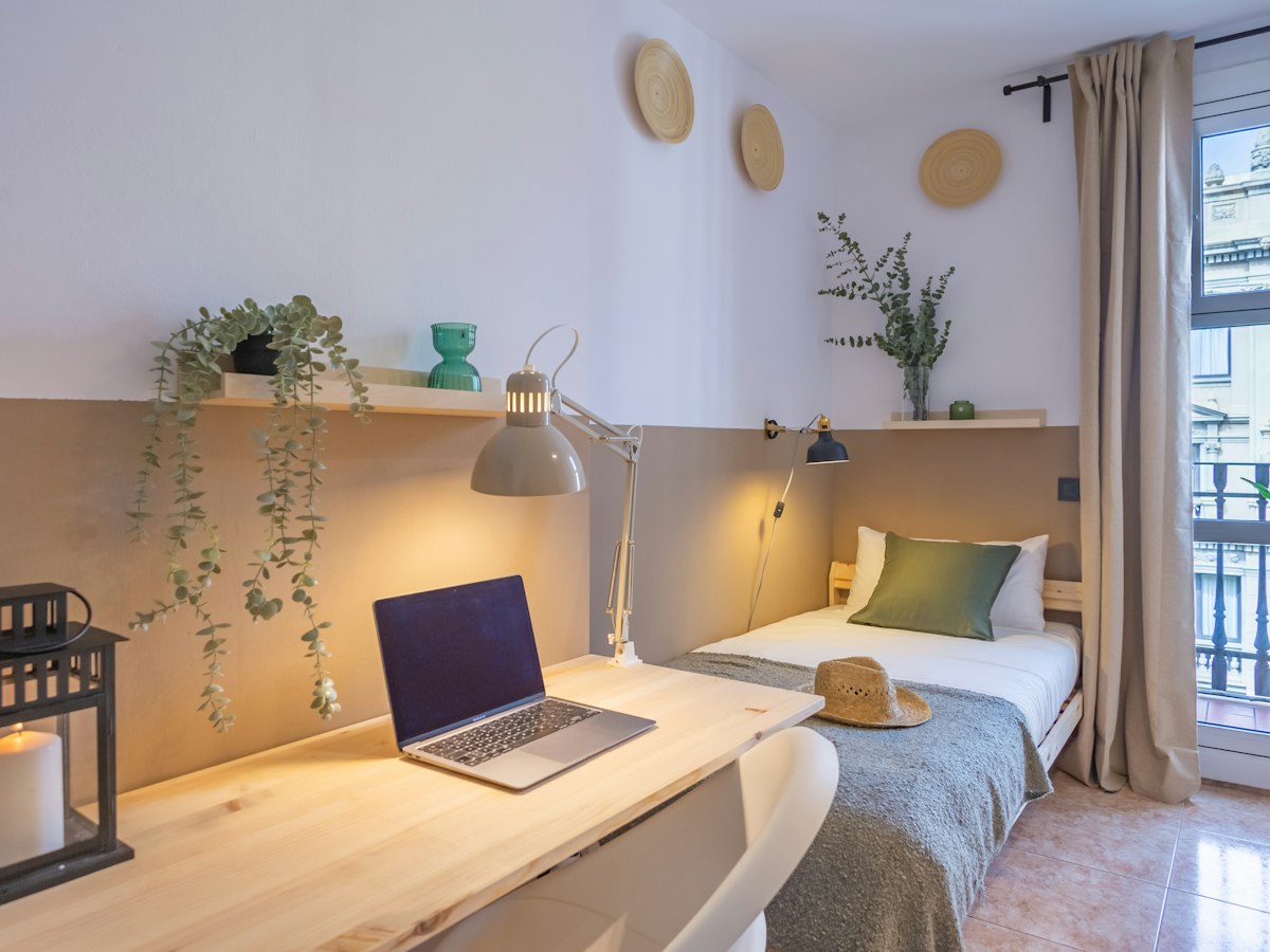 Furnished room in a 6-person shared flat in Eixample · 2