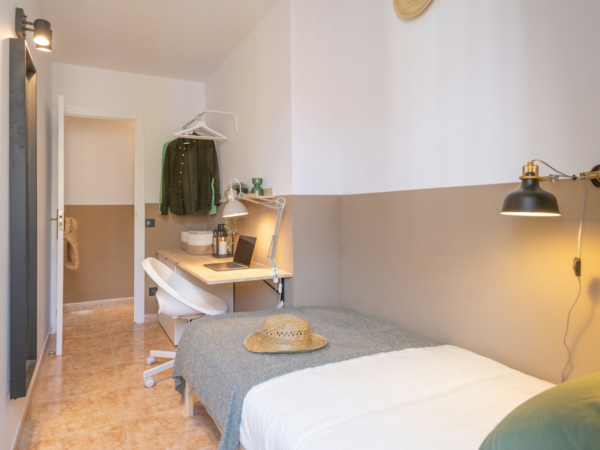 Furnished room in a 6-person shared flat in Eixample · 4