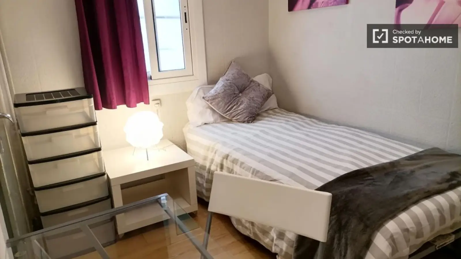 Furnished room in a shared flat in Eixample · 3