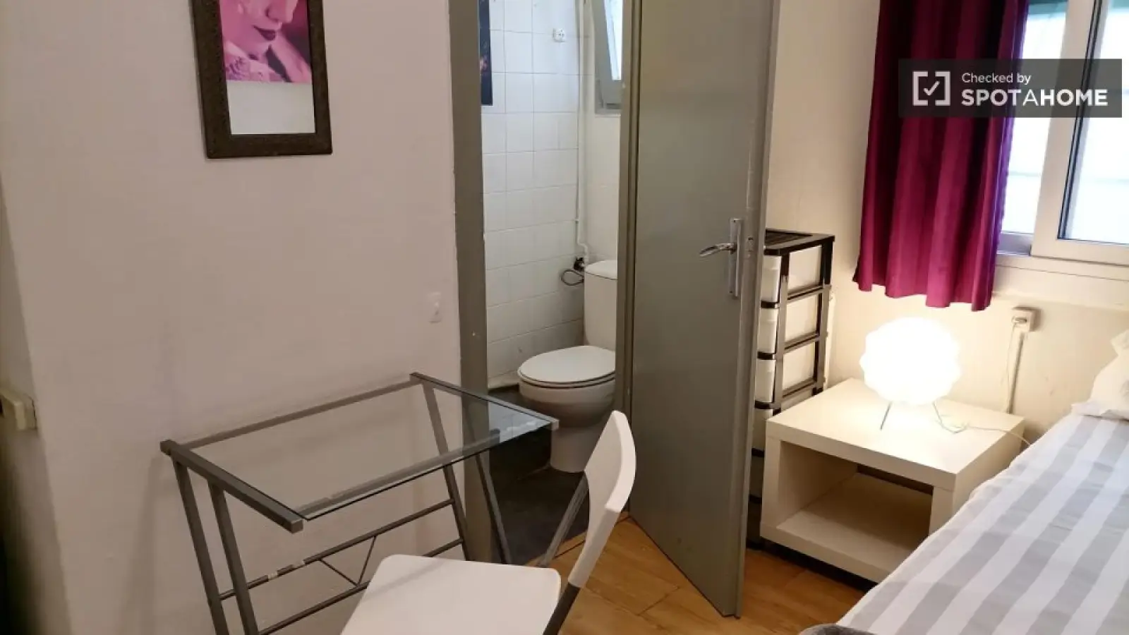 Furnished room in a shared flat in Eixample · 4