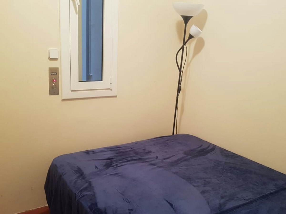 Habitación amueblada en piso compartido de 5 personas en Gràcia · 2