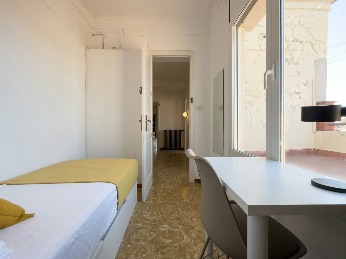 Habitación amueblada en piso compartido de 11 personas en Sants-Montjuïc · 2