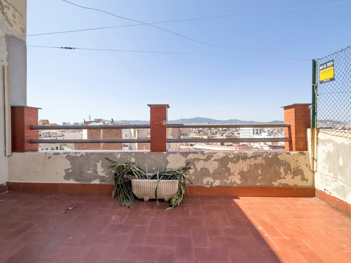 Habitación amueblada en piso compartido de 11 personas en Sants-Montjuïc · 3