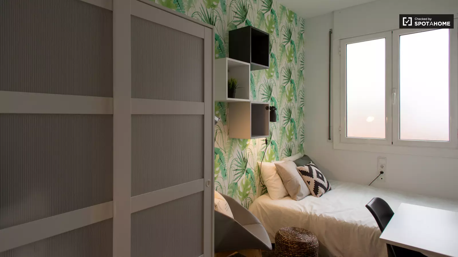 Furnished room in a 4-person shared flat in Gràcia · 2