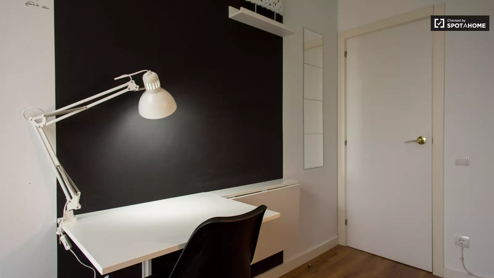 Furnished room in a 4-person shared flat in Gràcia · 3