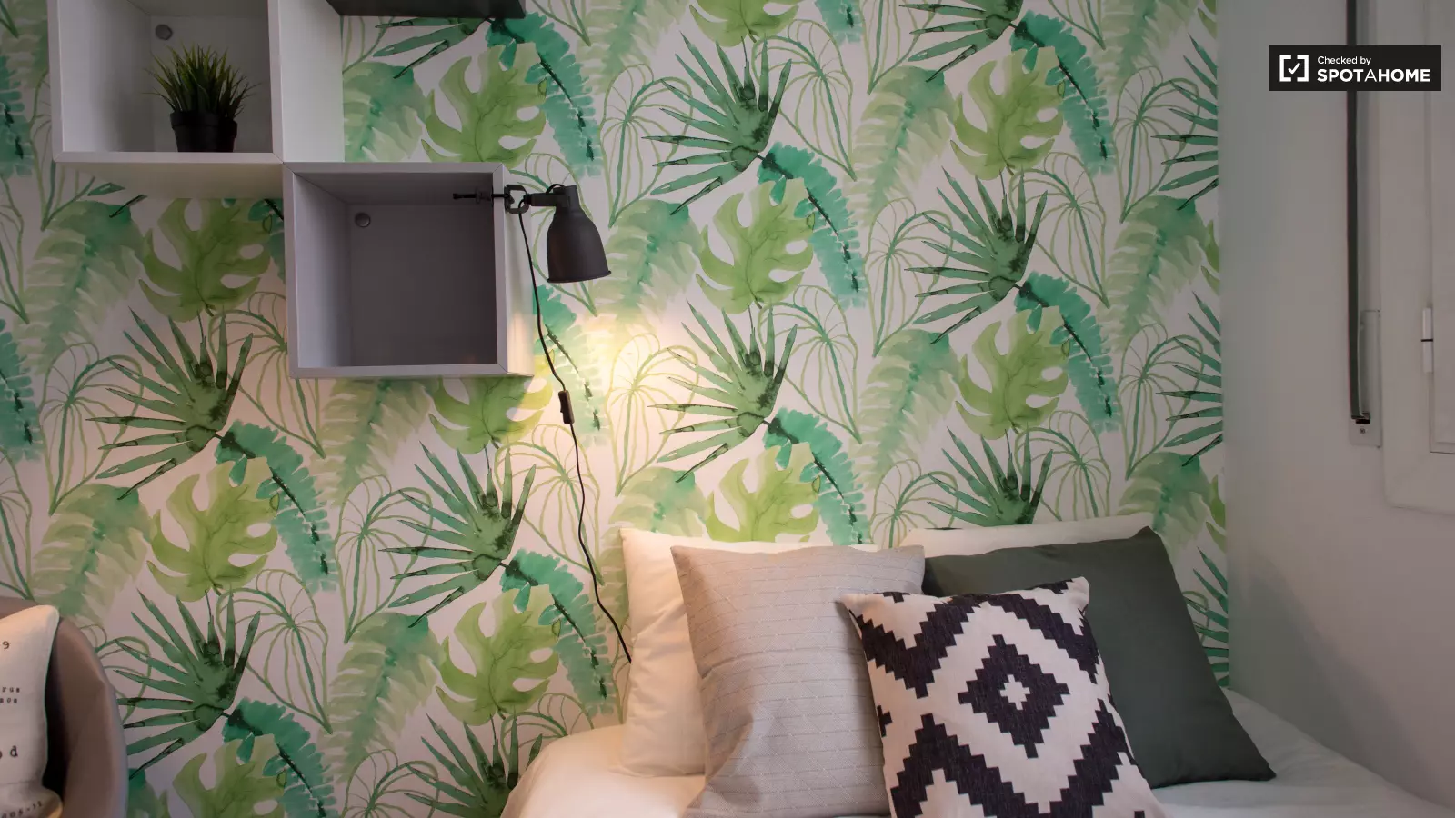 Furnished room in a 4-person shared flat in Gràcia · 4